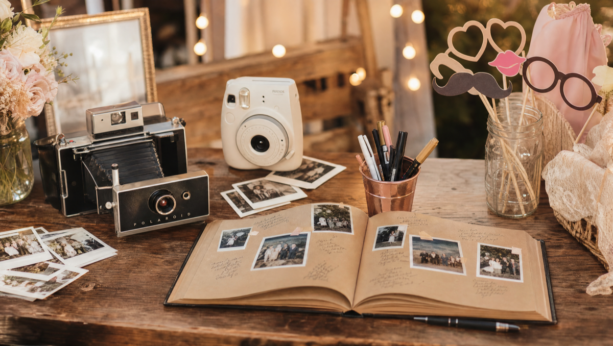 Coin photobooth de mariage avec appareils Polaroid et Instax, livre d'or et accessoires